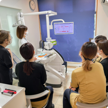 外部講師による研修で実践力を磨くイメージ画像